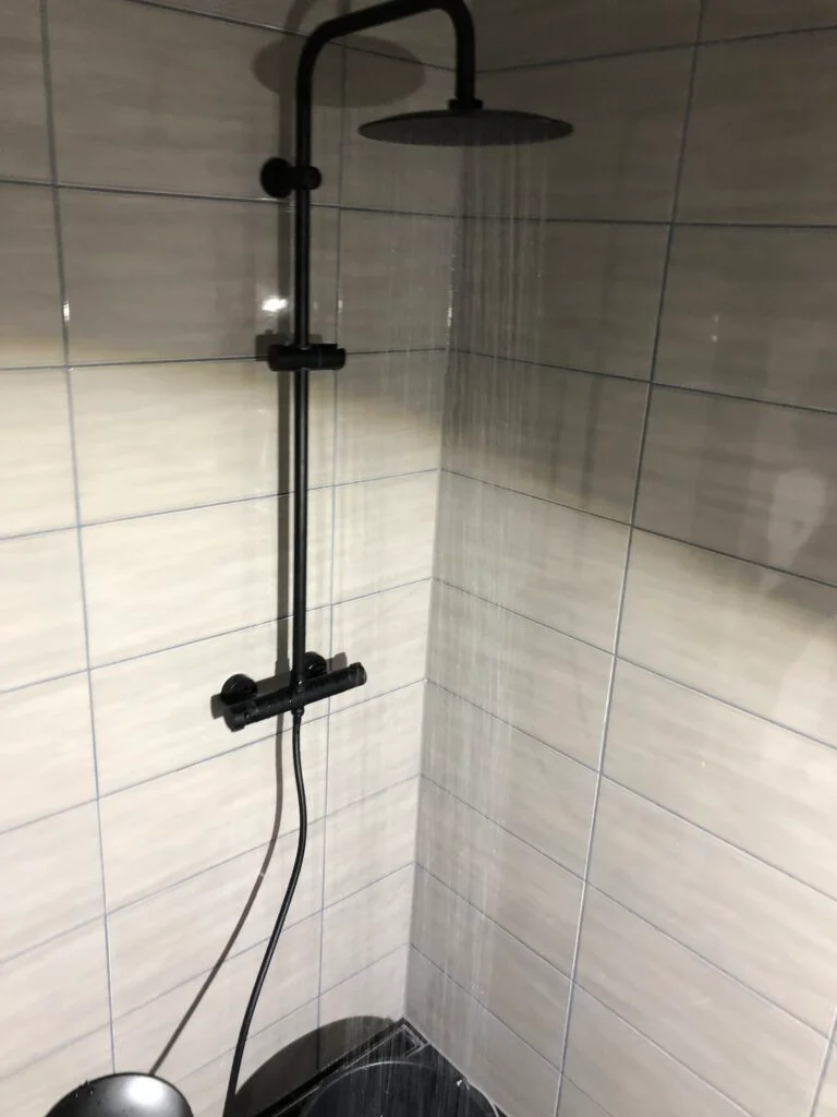 Ehitustööd - Vannitoa plaatimine ja dušisegisti paigaldus