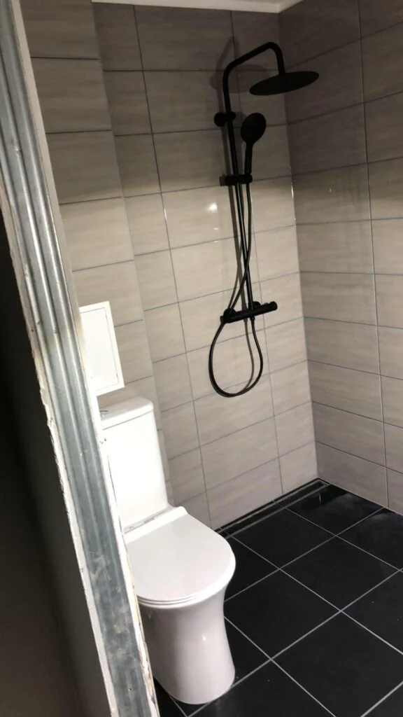 Ehitustööd - Vannitoa plaatimine ja dušisegisti paigaldus